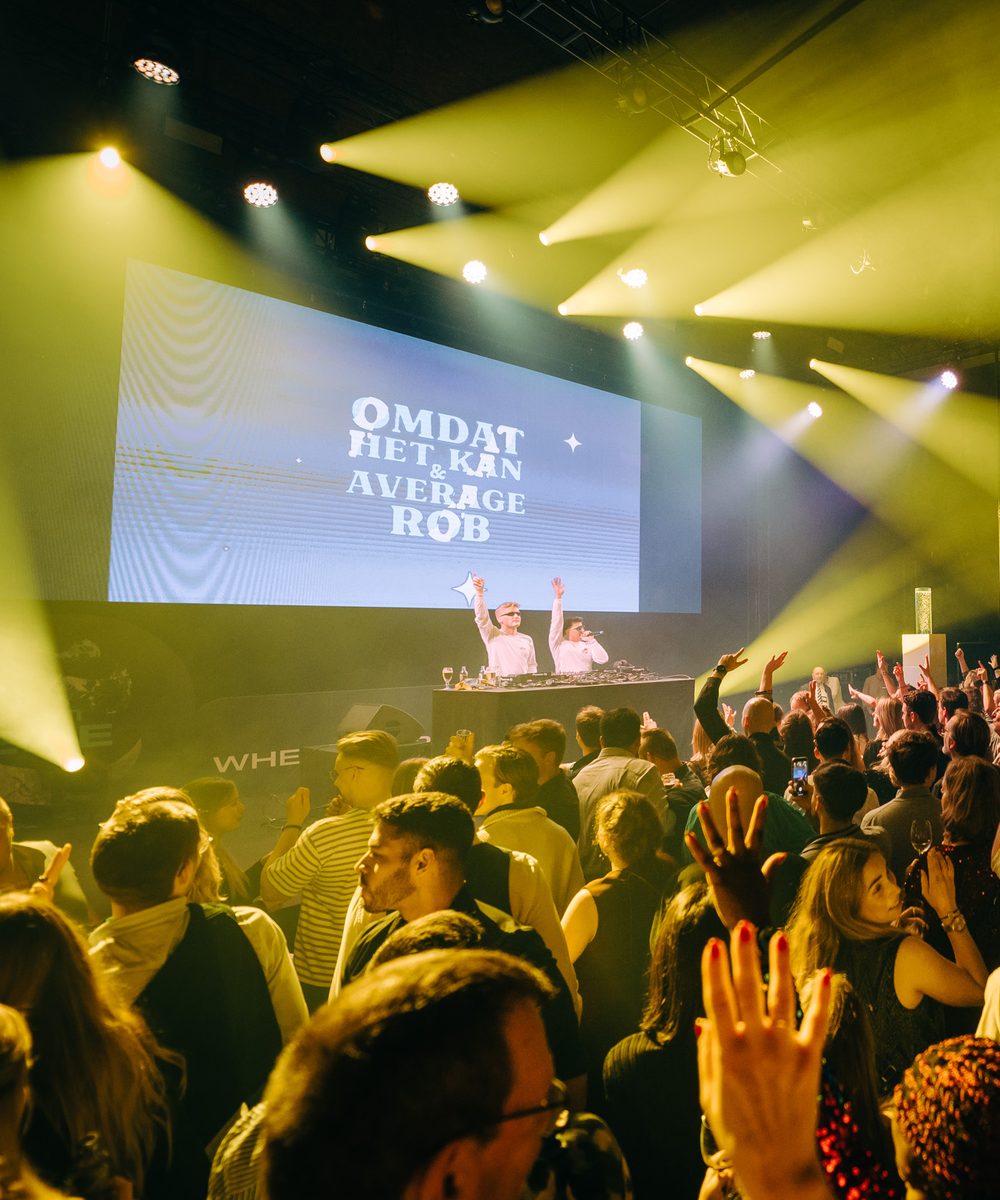 De DJ's van Omdat Het Kan en Average Rob op het podium voor een dansende zaal