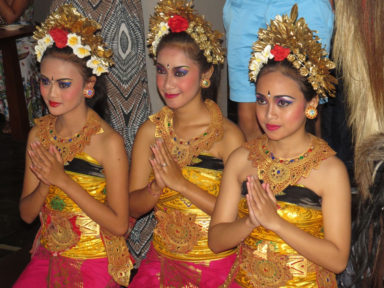 Drie Balinese danseressen in traditioneel kostuum