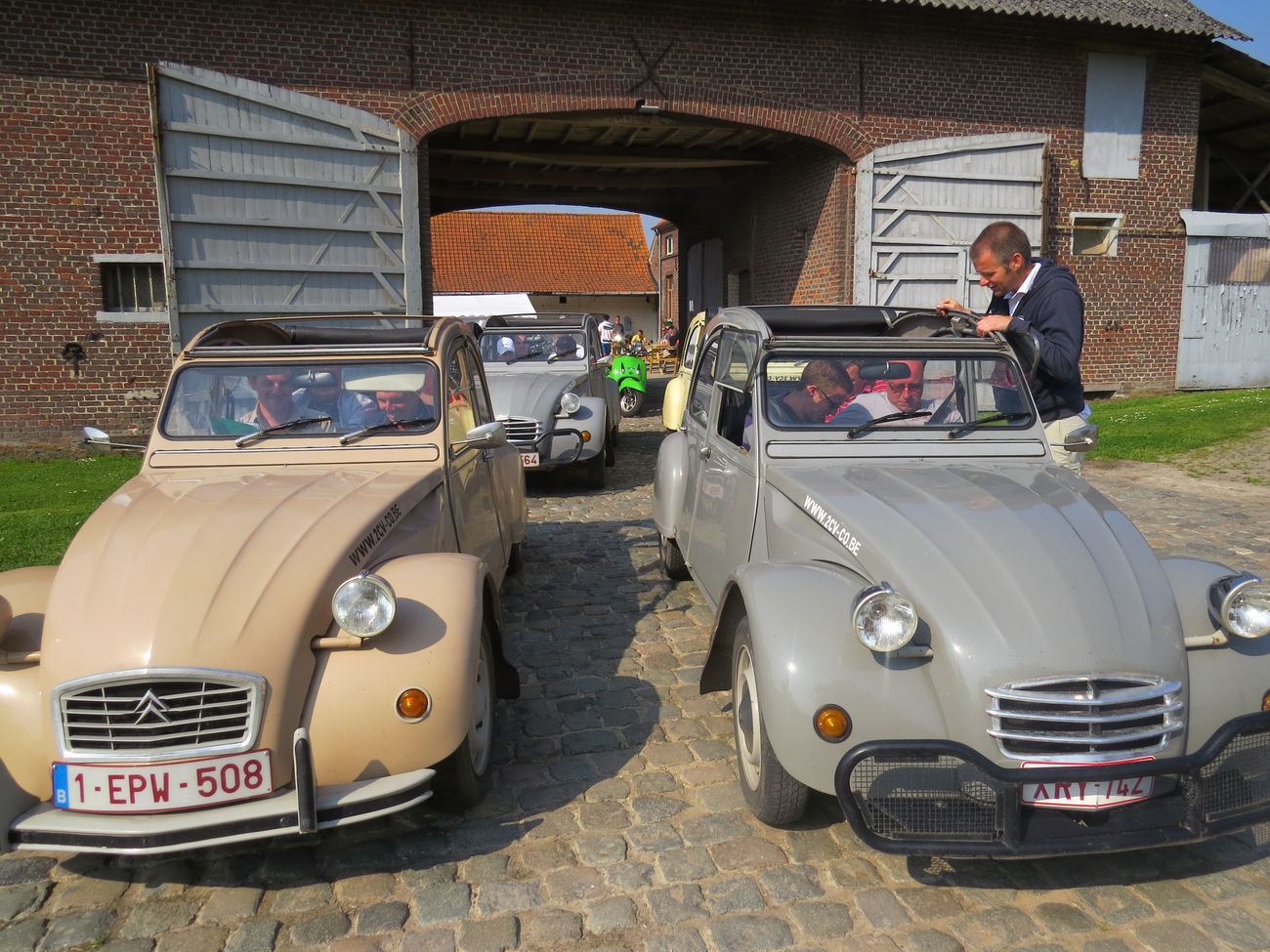 Twee Citroën 2CV's bij een hoeve