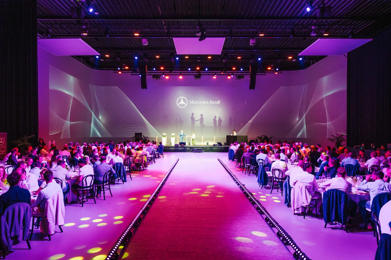Galadiner van Mercedes-Benz met een catwalk door de volle zaal